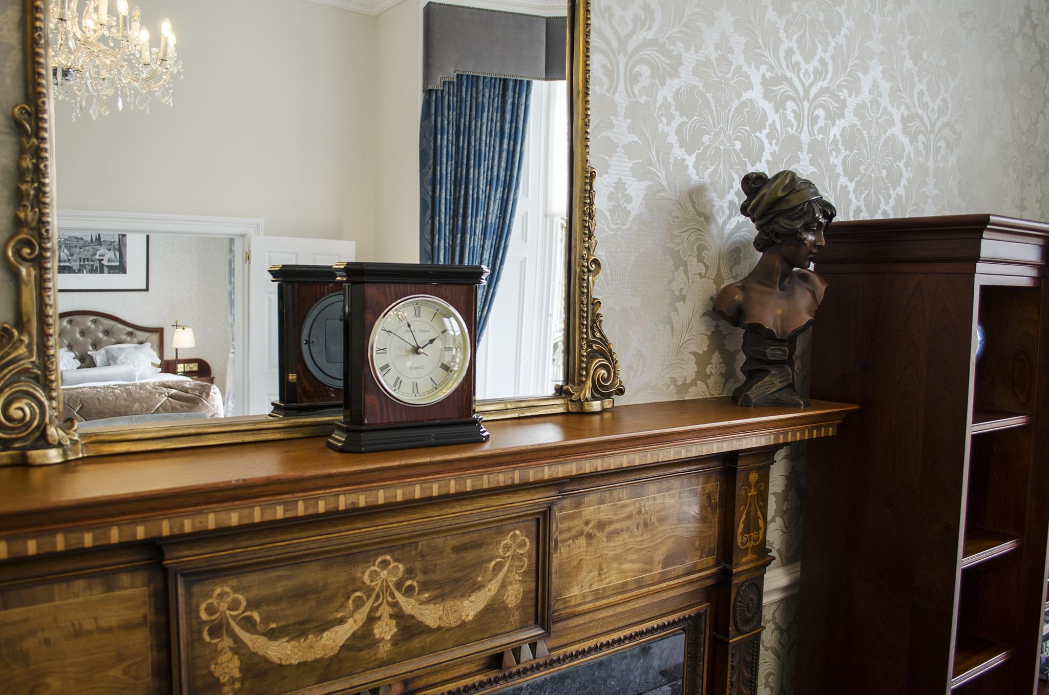 Hotel The Bonham EDI Exteriér fotografie A mantelpiece clock
