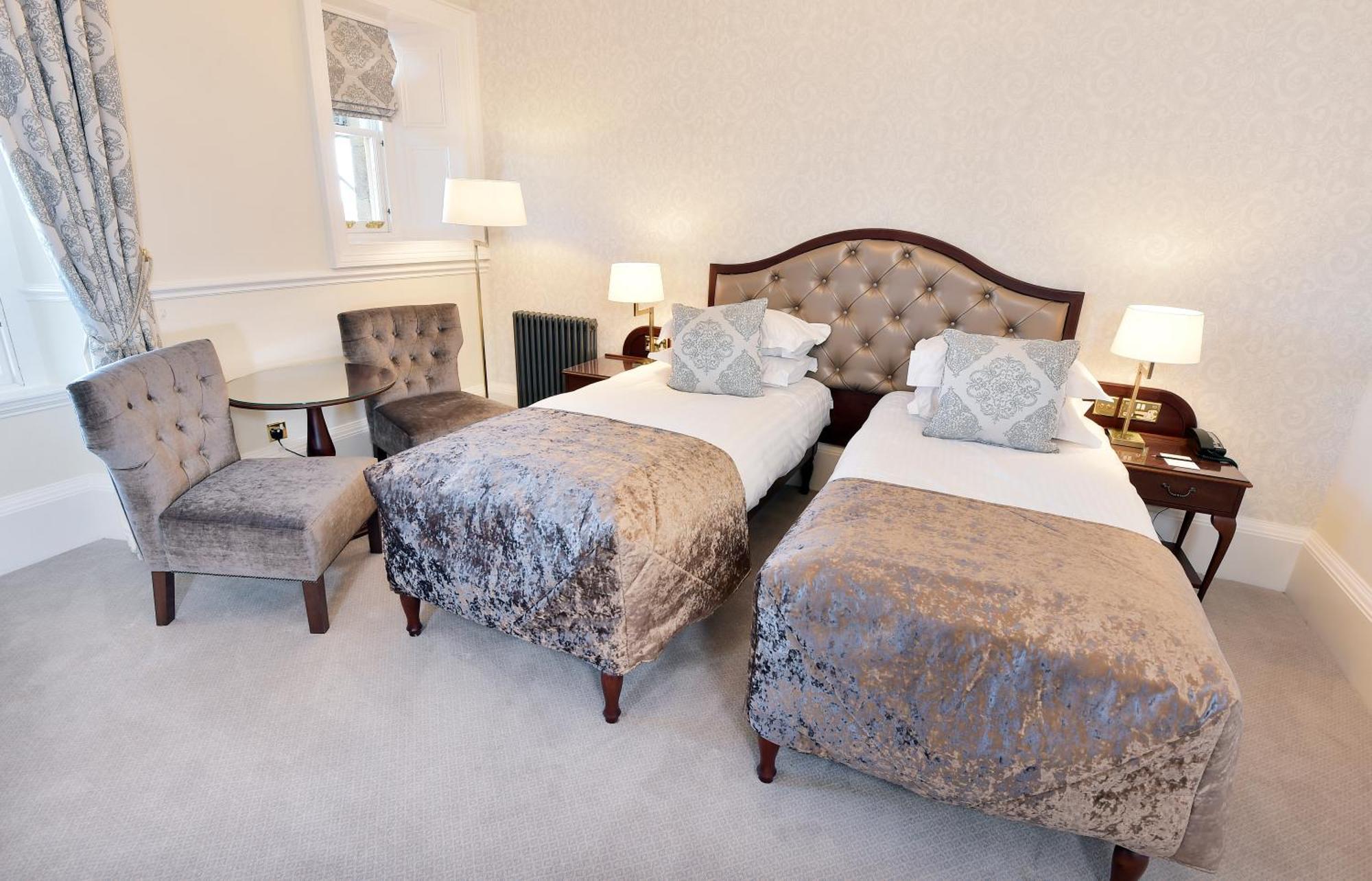 Hotel The Bonham EDI Exteriér fotografie A bedroom at the hotel